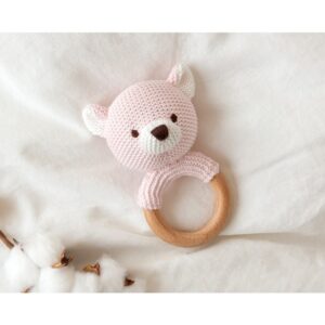 Mordedor bebé osito ganchillo rosa claro aro madera natural 13cm Cotton Friends by Kikkids ojos nariz bordados orejas blancas hocico blanco caja regalo cartón kraft ilustraciones animales lazo rafia