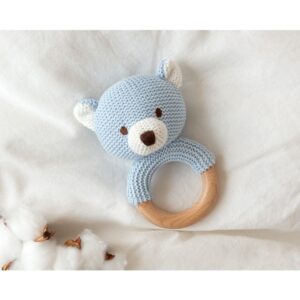 Mordedor bebé osito ganchillo azul claro aro madera natural 13cm Cotton Friends by Kikkids ojos nariz bordados orejas blancas hocico blanco caja regalo cartón kraft ilustraciones animales lazo rafia