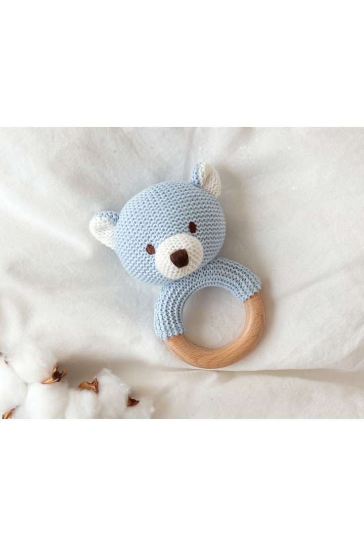 Mordedor bebé osito ganchillo azul claro aro madera natural 13cm Cotton Friends by Kikkids ojos nariz bordados orejas blancas hocico blanco caja regalo cartón kraft ilustraciones animales lazo rafia