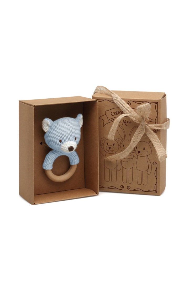 Mordedor bebé osito ganchillo azul claro aro madera natural 13cm Cotton Friends by Kikkids ojos nariz bordados orejas blancas hocico blanco caja regalo cartón kraft ilustraciones animales lazo rafia