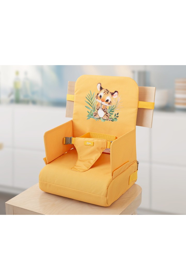 Asiento elevador viaje bebé Kiokids tigre amarillo mostaza portátil plegable arnés seguridad 3 puntos correas sujeción silla compartimentos almacenamiento asa transporte poliéster lavable 6-36 meses máximo 15kg 3 años caja regalo