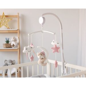 Móvil musical cuna bebé Kiokids osito peluche beige luna blanca nubes blancas estrellas rosas gotas rosas estructura blanca plástico mecanismo cuerda 65cm altura caja regalo cartón ventana.