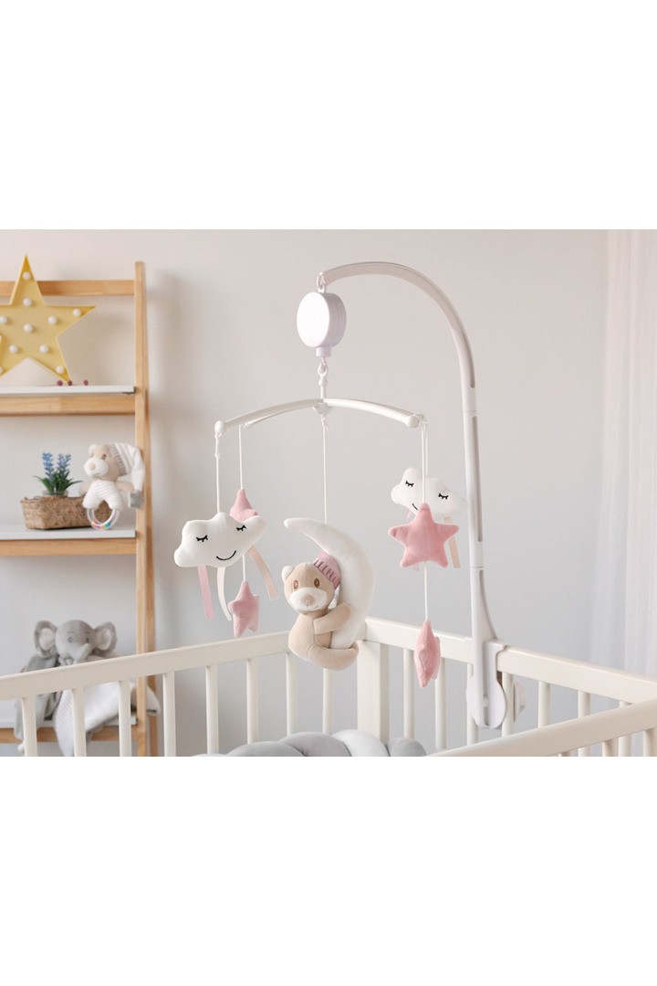 Móvil musical cuna bebé Kiokids osito peluche beige luna blanca nubes blancas estrellas rosas gotas rosas estructura blanca plástico mecanismo cuerda 65cm altura caja regalo cartón ventana.