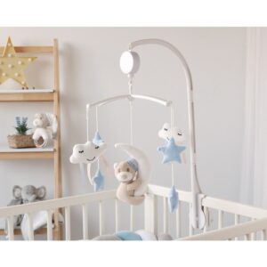 Móvil musical cuna bebé Kiokids osito peluche beige luna blanca nubes blancas estrellas azul gotas rosas estructura blanca plástico mecanismo cuerda 65cm altura caja regalo cartón ventana.