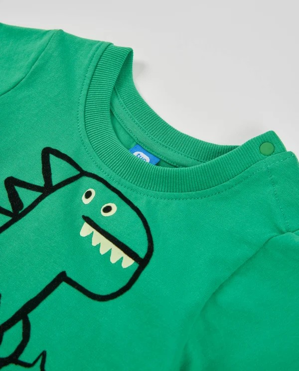 Camiseta niño Tuc Tuc manga larga verde brillante césped algodón dinosaurio monopatín "HEY, LET'S GO!" botones presión hombro cuello redondo