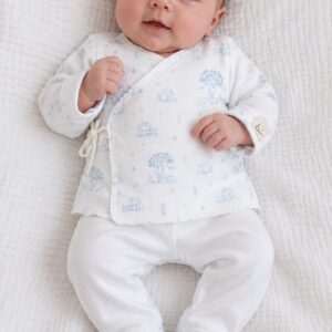 Conjunto primera puesta bebé Calamaro estampado conejitos árboles azul blanco roto crudo algodón suave camiseta cruzada lazo lateral botones presión pantalón pies cintura elástica gorrito manoplas puños elásticos fruncido