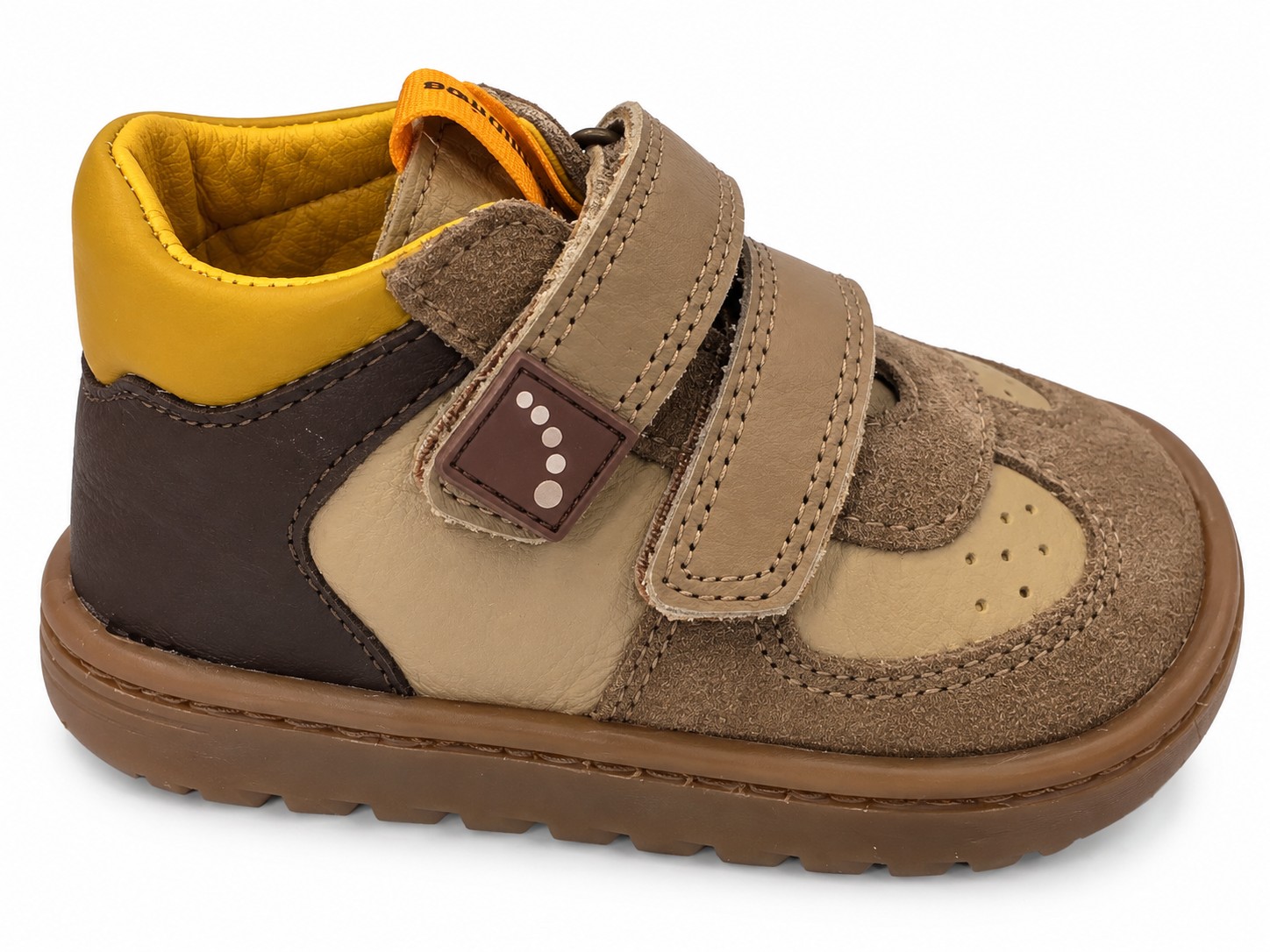 Zapatillas barefoot Blanditos bebé niño niña marrones tonos tierra serraje piel lisa doble velcro beige claro detalle puntos amarillo mostaza interior cuello tirador trasero suela goma flexible marrón puntera ancha orificios decorativos zero drop talla 16.