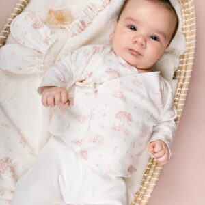 Conjunto primera puesta bebé Calamaro estampado conejitos árboles rosa blanco roto crudo algodón suave camiseta cruzada lazo lateral botones presión pantalón pies cintura elástica gorrito manoplas puños elásticos fruncidos