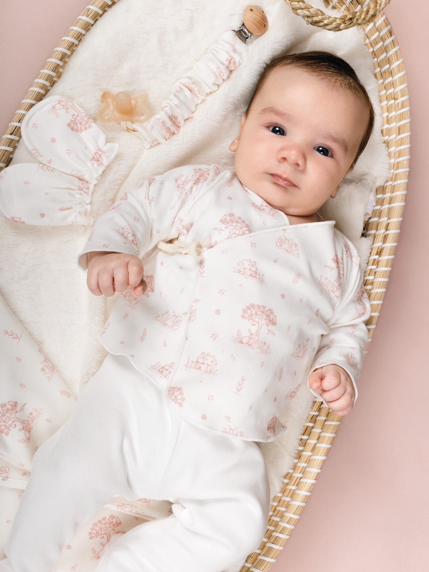 Conjunto primera puesta bebé Calamaro estampado conejitos árboles rosa blanco roto crudo algodón suave camiseta cruzada lazo lateral botones presión pantalón pies cintura elástica gorrito manoplas puños elásticos fruncidos