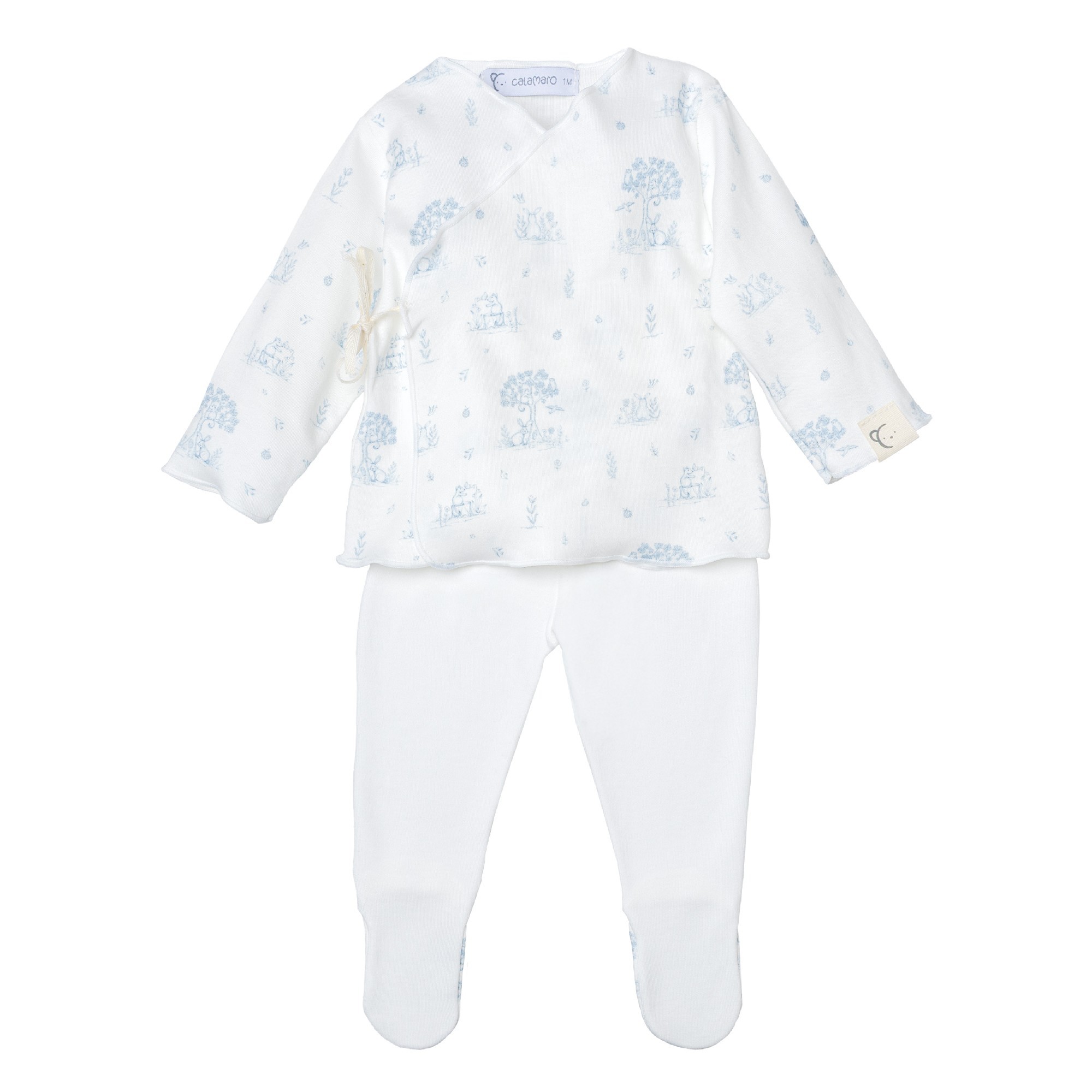 Conjunto primera puesta bebé Calamaro estampado conejitos árboles azul blanco roto crudo algodón suave camiseta cruzada lazo lateral botones presión pantalón pies cintura elástica gorrito manoplas puños elásticos fruncido