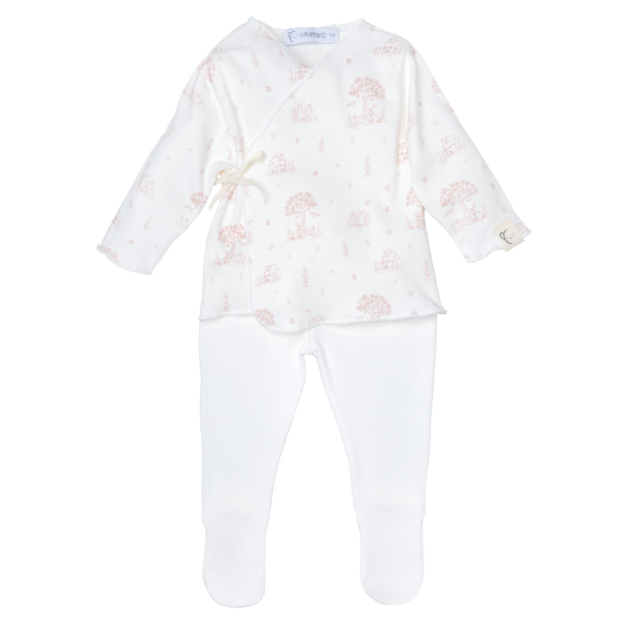 Conjunto primera puesta bebé Calamaro estampado conejitos árboles rosa blanco roto crudo algodón suave camiseta cruzada lazo lateral botones presión pantalón pies cintura elástica gorrito manoplas puños elásticos fruncidos