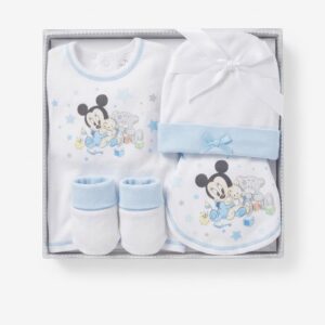 Prepara la llegada de tu pequeño con la máxima dulzura y la magia de Disney gracias a este encantador conjunto de primera puesta de 5 piezas de Mickey Mouse. Confeccionado en suave algodón 100% y en delicados tonos rosa y blanco, este set completo es ideal para los primeros días de la bebé, garantizando que esté cómoda, abrigada y luzca absolutamente adorable con su personaje favorito. Este conjunto primera puesta Mickey Mouse es una elección perfecta para regalar o para tu propia bebé.