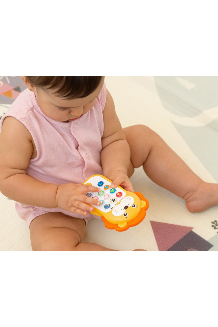 Teléfono musical juguete bebé Kiokids león naranja amarillo melena botones colores interactivo 20 melodías 40 sonidos regulador volumen +6 meses ABS TPR pilas AAA 14cm alto caja regalo 19x12x4cm.