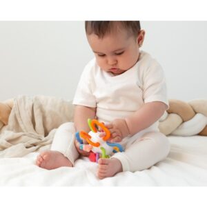 Mordedor bola bebé Kiokids multicolor aros flexibles TPE ABS sonido Crak! Crak! cruje al girar texturas suaves blanditos +4 meses 11x11x8cm caja regalo ventana.