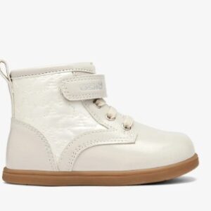 Botas respetuosas bebé Osito by Conguitos blanco roto crema acabado brillante charol suave panel lateral acolchado estrellas cordones elásticos beige claro tira velcro suela goma caramelo marrón claro FLEX SYSTEM TECNIBABY zero drop puntera ancha plantilla extraíble tirador trasero