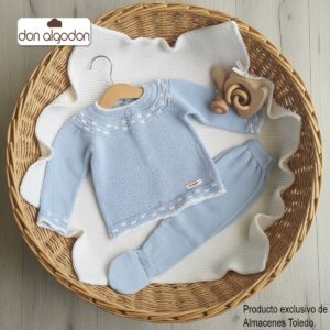 Conjunto bebé Don Algodón punto algodón azul cielo celeste jersey manga larga cuello redondo polaina pantalón pies motas blancas bordadas punto calado cuello bajo puños etiqueta marca caja regalo cesta mimbre