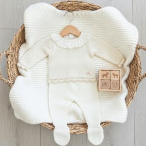 Conjunto bebé Don Algodón punto perlé blanco roto crudo jersey manga larga cuello redondo volantes blancos polaina pantalón pies cintura elástica ribete calado beige claro etiqueta marca caja regalo cesta mimbre