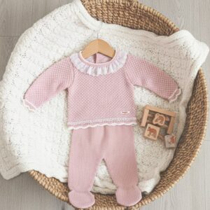 Conjunto bebé niña Don Algodón punto perlé rosa empolvado rosa viejo jersey manga larga cuello redondo volantes blancos estrellas bordadas polaina pantalón pies cintura elástica ribete calado blanco etiqueta marca caja regalo cesta mimbre