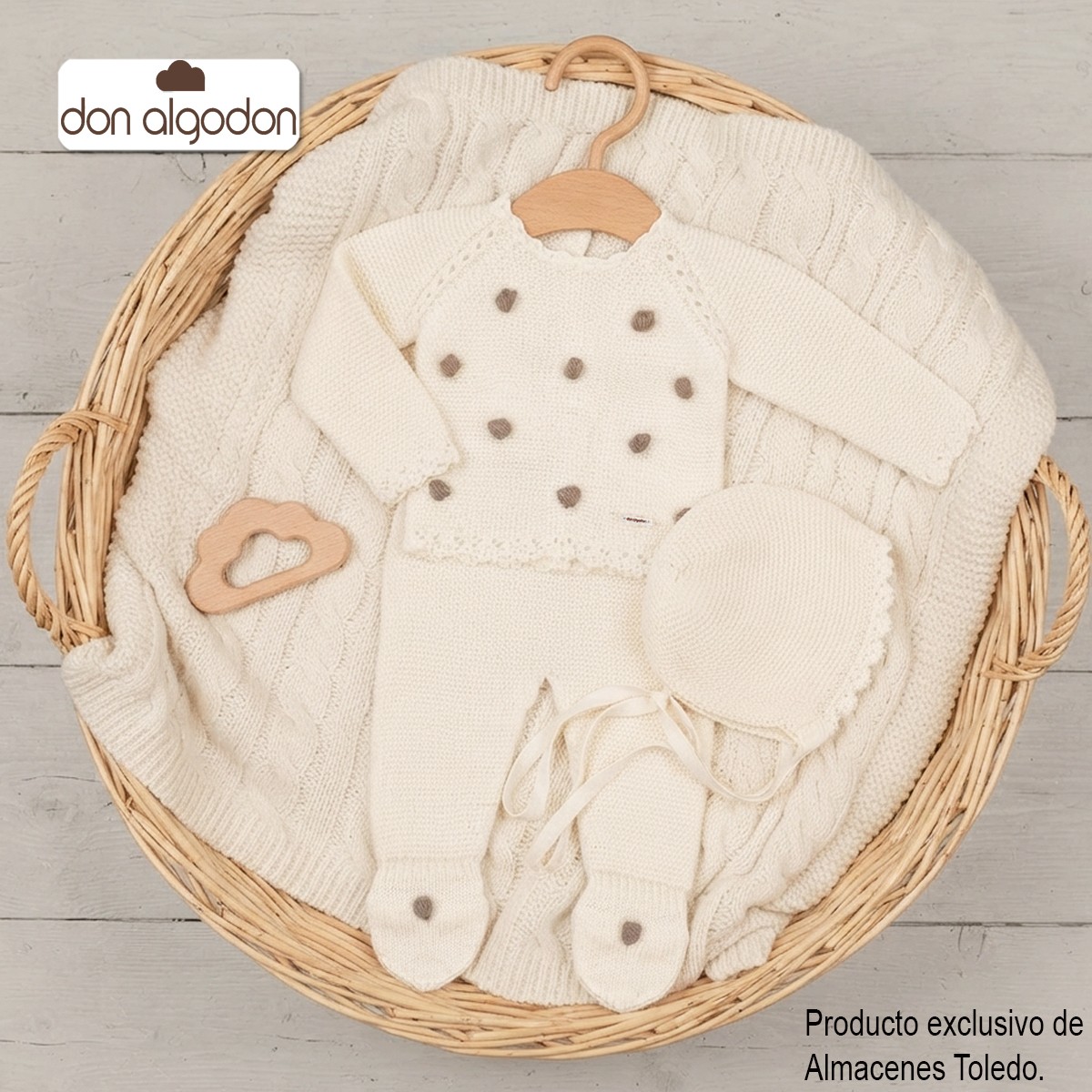 Conjunto bebé Don Algodón punto algodón blanco roto crudo pompones motas bordadas topo marrón claro jersey manga larga cuello redondo pololo braguita gorrito capota cuerdas atar punto calado hombros etiqueta marca cesta mimbre