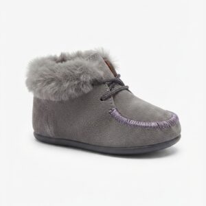 Botín bebé Chuches gris oscuro marengo serraje ante microfibra pelo sintético decorativo costura morada lila cordones elásticos finos suela fina flexible antideslizante goma negra MADE IN SPAIN