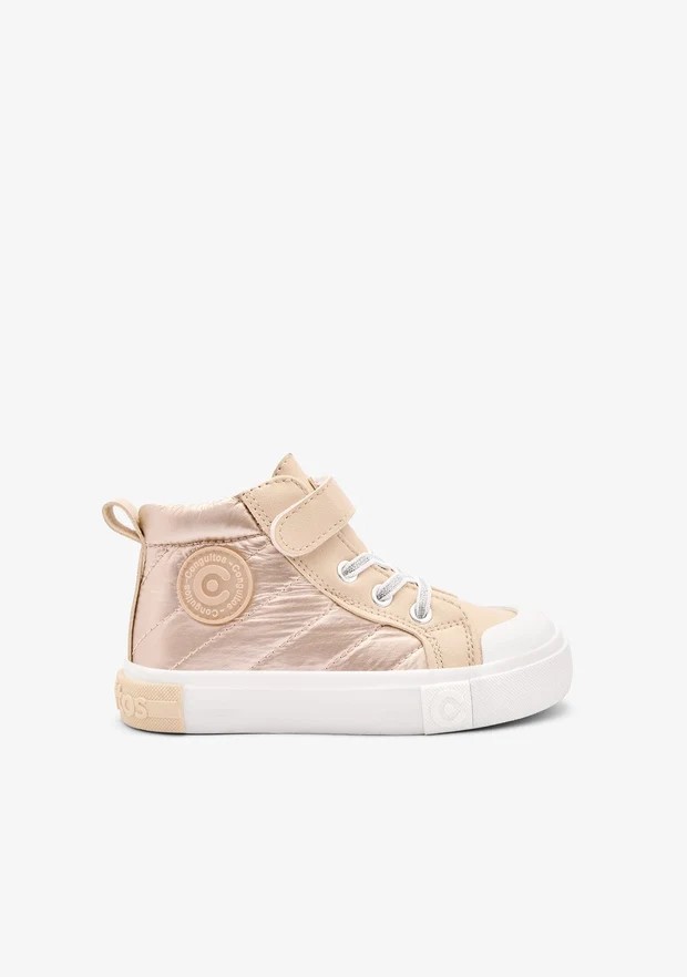 Zapatillas altas niña Conguitos doradas beige metalizado acolchadas caña alta cordones elásticos blancos velcro puntera goma blanca logo Conguitos suela flexible tirador trasero