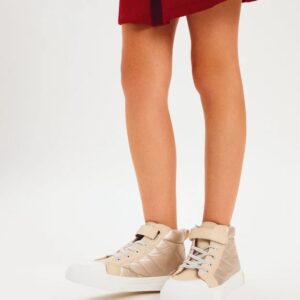 Zapatillas altas niña Conguitos doradas beige metalizado acolchadas caña alta cordones elásticos blancos velcro puntera goma blanca logo Conguitos suela flexible tirador trasero