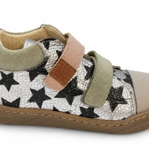 "Acompaña los primeros pasos de tu niño con la máxima libertad y comodidad gracias a estos originales botines respetuosos (barefoot) de la marca Shooots. Su llamativo diseño con estrellas negras sobre fondo plateado metalizado y la suela ultra flexible los convierten en el calzado ideal para el desarrollo natural del pie, garantizando un ajuste sin restricciones y un estilo moderno y divertido. Estos botines barefoot son la elección perfecta para padres que buscan lo mejor para la salud podal de sus hijos.