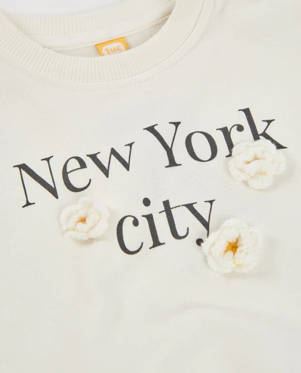 Sudadera bebé niña felpa blanco roto New York city flores 3D relieve bordadas Tuc Tuc botones hombro.