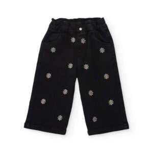 Pantalón negro niña pierna ancha tejido de sarga margaritas blancas bordadas cintura elástica paperbag bolsillos delanteros