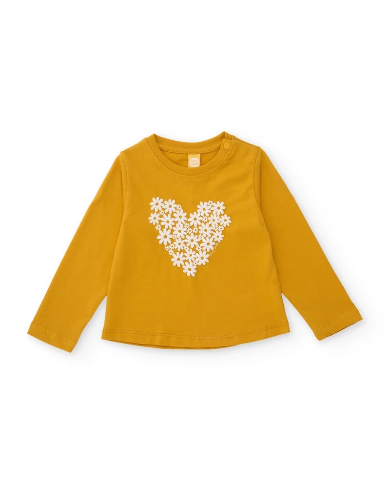 Camiseta niña manga larga color mostaza estampado corazón margaritas blancas botones presión hombro ropa niña tuc tuc Camiseta niña manga larga color mostaza estampado corazón margaritas blancas botones presión hombro ropa niña tuc tuc