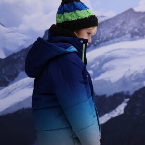 abrigo impermebale acolchado para niño con diseño degradado azul y parche Ski Day Tuc Tuc