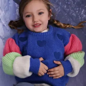 Jersey de punto para niña azul con corazones y mangas abullonadas de colores Tuc Tuc