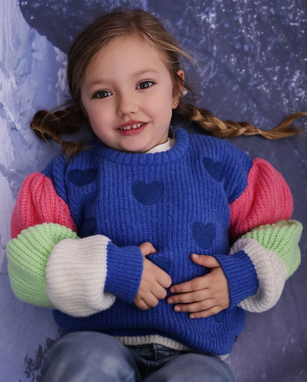 Jersey de punto para niña azul con corazones y mangas abullonadas de colores Tuc Tuc