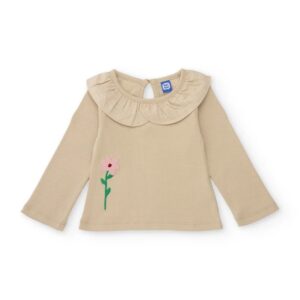 Camiseta niña manga larga beige punto canalé cuello babero con volante flor rosa bordada espalda abierta botón Tuc Tuc