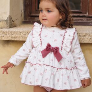 Jesusito ceremonia bebé niña blanco roto crema estampado florecitas estrellas rosa empolvado malva cuello redondo manga larga puños acanalados ribeteados volantes fruncidos pecho hombros lazo frontal terciopelo rosa lazo trasero cuadros vichy falda vuelo volante fruncido bajo braguita a juego DBB